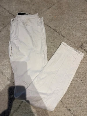Vita jeans från Armani Exchange - Snygga vita jeans från Armani Exchange i klassisk rak modell. Tillverkade i ett mjukt bomullstyg med fem fickor och bälteshällor. Perfekta för dig som vill ha en clean och stilren look. Typ helt oanvända och kostar cirka 1700 nya 