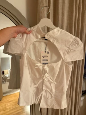 Vit kortärmad blus med knytning - Helt oanvänd 🤍