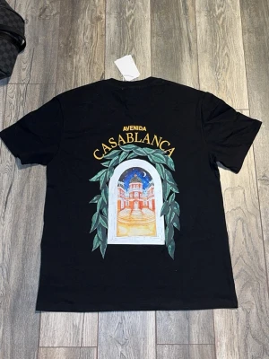 Casablanca t shirt - Säljer denna t shirten i storlek m/ är 184 väger 72 och den sitter perfekt/ vid funderingar är det bara att skriva! Först till kvarn!
