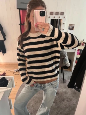 Randig stickad tröja - Jätteskön randig stickad tröja fårn H&M i storlek S. Använd endast 1 gång!