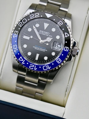 Seiko GMT-Master II Mod ‘Batman’ 40 - -Movement: NH34A Seiko GMT -Case Size: 40mm -Water Resistance: 100m -Crystal: Sapphire Glass -Lume: Super Lume -Bracelet: Full link Jubilee & Oyster bracelet available (904L Stainless Steel) -Lifespan: 25+ years