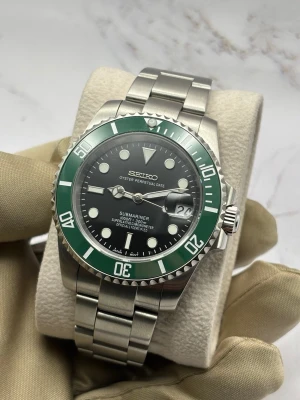 Seiko Submariner ‘Starbucks’ 40 - -Movement: NH35 Seiko -Case Size: 40mm -Crown: Screw-down -Water Resistance: 300m -Crystal: Sapphire Glass -Lume: Super Lume -Bracelet: Full link bracelet included 