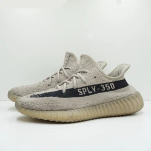 Adidas Yeezy Boost 350 V2 Slate - Limiterade Adidas Yeezy Boost 350 sneakers i storlek EU 42 - välanvända med defekter som små sprickor i mellansulan. Kommer med orginalkartong, något skadad