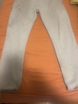 Russemerch  - Grå russemerch bukse. Jeg tar kun imot trades på den her. Kun en svart prikk mot tuppen av buksen. 