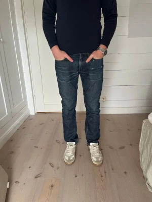 Acne Studios Jeans - Säljer nu dessa snygga Acne Studios jeans! Med en washed look är de riktigt snygga!   Originalfärgen på jeansen är raw, men har fadeats under många användningar.  Skicket är 10/10! De är i sjukt bra skick, utan fläckar eller liknande.  Storleken är W31 och L32, men jag skulle säga att den sitter som W29 eller W30, och L32, just eftersom de har tvättats så många gånger.  Jeansen sitter som straight👌  Nypris på jeansen är 4200 kr ❌  Mitt pris är 999 kr✅  
