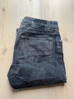 Jacob Cohën Chinos - Säljer nu dessa snygga Jacob Cohën chinos!  Den är i färgen svart⚫️  Storleken är 34, true-to-size. Passformen 688, och sitter som slim.  Skicket är 9/10, inte helt ny, men inga defekter!  Nypriset är 4999kr❌ Mitt pris är 599 kr✅  Om du har några frågor eller funderingar är det bara att fråga, och priset är inte hugget i sten!🤝🤗