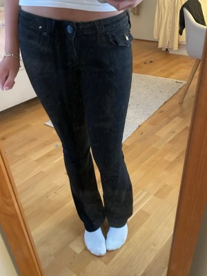 Svarta true religion modell joey low rise flare - Säljer mina true religion jeans då de inte passar längre. Det är en liten söm bak som lossnat (se bild)  men inga andra skador!