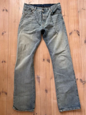 Vintage Levi's 517 bootcut I ljusblå denim - Säljer vintage Levis 517 i storlek 32/34 . Inga konstigheter, du får varmt höra av dig vid frågor! ”Bilden är tagen från när dem införskaffades”
