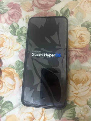 Xiaomi Android-telefon svart - Snygg svart Xiaomi Android-telefon med stor skärm och rund kameramodul på baksidan. Telefonen kör Xiaomi HyperOS och har en stilren design med mattsvart baksida. Perfekt för dig som gillar modern teknik och vill ha en pålitlig smartphone.
