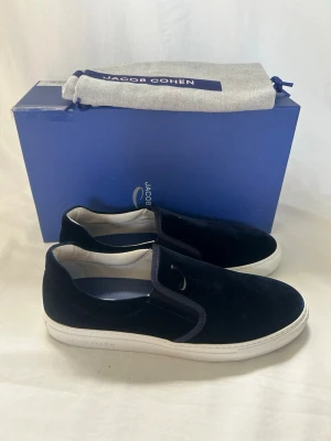 Jacob Cohen Loafers - JACOB COHEN LOAFERS | Storlek: 43, innesulan= 28,5 cm | Nypris: 5000kr | Skick: 10/10, helt nya. Box och dustbag följer med vid köp | Skriv vid minsta fundering |   #jacobcohen #sneakers