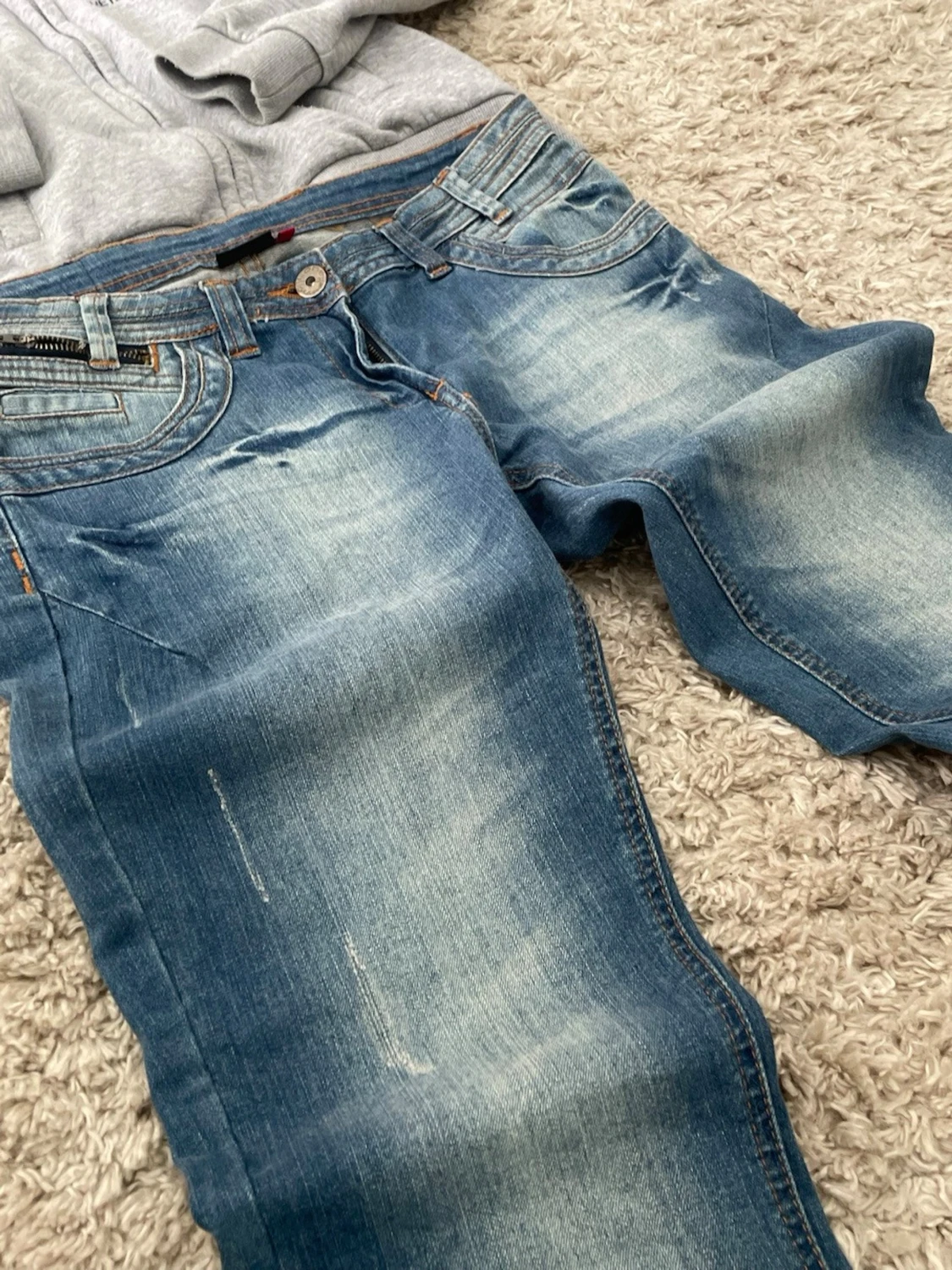 Blå slitna jeans med raka ben - 2