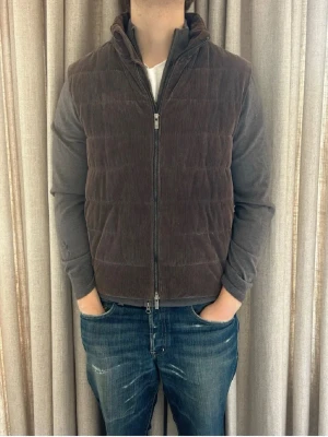 Massimo  dutti Manchester väst brun - M                                                                           - Fint skick, inga defekter. Modellen på bilden är ca 180 cm. Om du undrar över något tveka då inte på att höra av dig!!