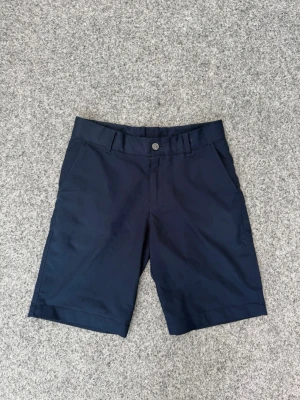 Puma golfshorts | XS - Golf shorts från Puma | Storleken är 9-10 år men de sitter mycket större. För små för mig nu men passade när jag var runt 155-165cm. Mycket bra skick! Hör av dig för frågor