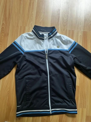 Weekend Offender tröja  - Weekend Offender tröja.  Står storlek 14 men lite osäker på vad de motsvarar dock passar den mig som har XS perfekt. Skick 10/10. Inga konstigheter