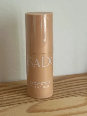 IsaDora Glow Stick Highlighter - IsaDora Glow Stick Highlighter i färgen 24 Sparkling Beige. Nypris 169🤍 https://www.kicks.se/isadora-glow-stick-highlighter-24-sparkling-beige