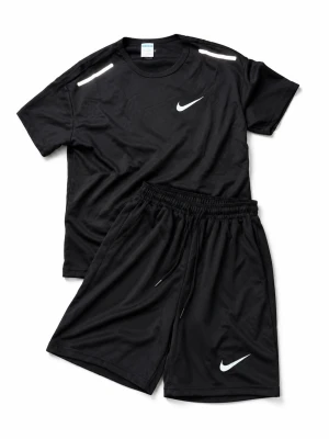 Svart Nike träningsset herr - Säljer ett svart träningsset från Nike med t-shirt och shorts. Setet är gjort i ett lätt och snabbtorkande material, perfekt för träning. T-shirten har vita detaljer på axlarna och Nike-logga på bröstet, medan shortsen har resår i midjan och logga på benet.