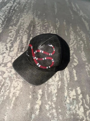 Keps med Orm märke  - Keps perfect för sommar och för street ware / style funkar med alla outfits svart) knoppen finns inte)