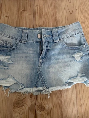 Jeanskjol  - Supersnygg jeanskjol från Gina tricot i storlek xs, knappt använd!💗