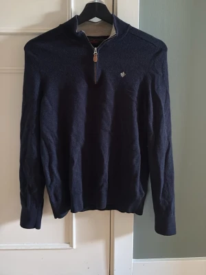 Stickad Morris half zip - Den är från början storlek L men har tyvärr råkat krympas i tvätten så nu passar den S. Men annars i jättefint skick.      Skriv vid frågor eller mer bilder.