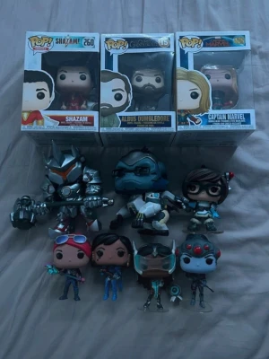 Samling Funko Pop-figurer - Säljer en samling Funko Pop-figurer med karaktärer från Shazam, Harry Potter, Marvel och Overwatch. Figurerna är färgglada och detaljerade, vissa i originalkartong. Perfekt för dig som gillar popkultur och samlarprylar. Priset är för allihopa 