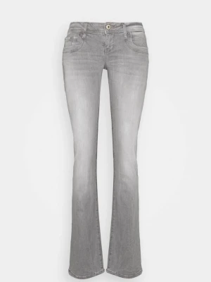 Ljusgrå ltb jeans - Säljer ett par lågmidjade bootcut jeans ifrån LTB i modellen valerie. Aldrig använda eller ens testade och ligger fortfarande i förpackning💕Storlek W26/L32