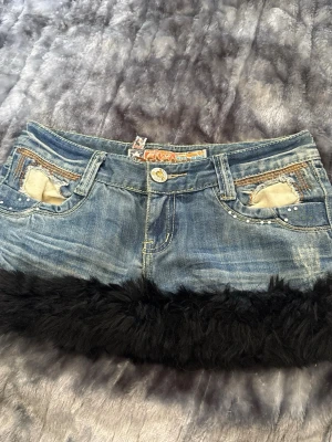 fur trim skjørt - sykt søt fur trim mini skjørt med masse detaljer på lommene størrelse small 