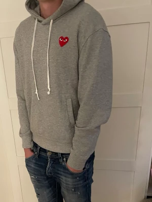 Comme des garçon hoodie - Säljer en comme des garçon hoodie | storlek: S | fint skick inga hål | hör av er om ni har några funderingar😁