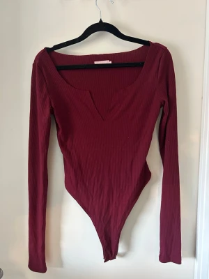 Vinröd body - En vinröd body från meshki i storleken xs säljer då den inte kommer till användning