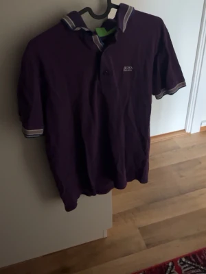 Hugo Boss Piké - Skick: 8/10                                                         Storlek: M men passar även S.                        Äkta med Qr-kod enligt bild.