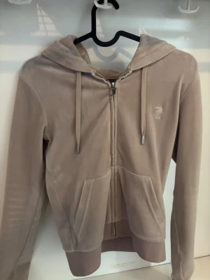 Beige juicy couture sett - Mysig juicy sett i beige. Tröjan är strl XXS och byxorna strl S. De är i väldigt bra skick!