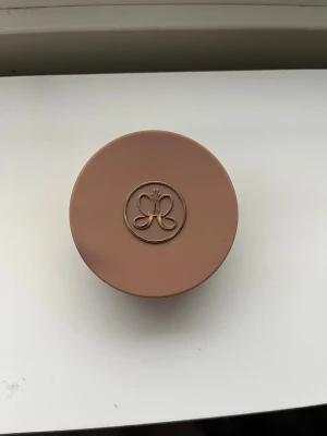 Anastasia bronzer - Säljer en krämbronzer från Anastasia i färgen amber. Använd ett fåtal gånger men fortfarande mycket produkt kvar.🩷