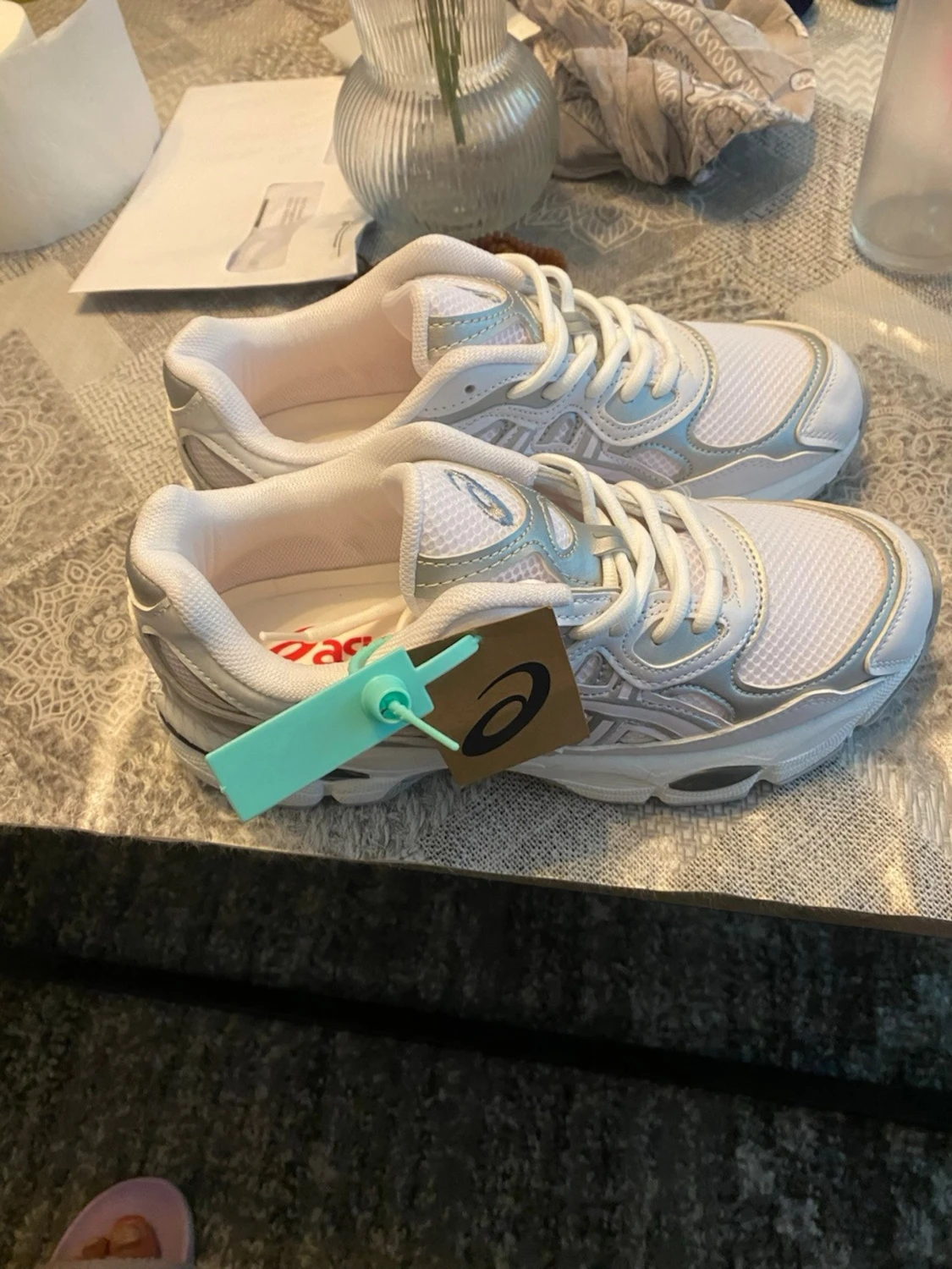 Vita Asics, den som köper för får skorna för 800 - 1