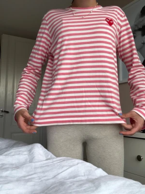 Randig långärmad topp Comme des Garçons - Säljer denna långärmade tröjan från Comme des Garçons med rosa och vita ränder.💥Tröjan är liten i storlek och passar mig som vanligtvis har storlek S.🌟😇
