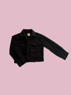 Trenchcoat  - Trenchcoat från Gina Tricot i marinblått. Jättesnygg och i fint skick! Säljer då den inte kommer till användning💞