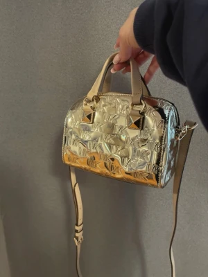 Michael kors väska - Äkta!! Perfekt nu till sommaren, aldrig använd🌸🌼