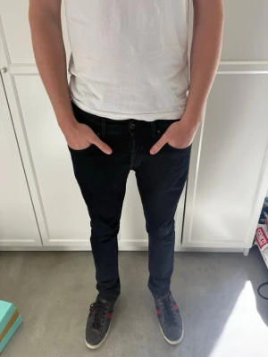  Dondup jeans  - Säljer ett par exklusiva Dondup jeans i mörkblå tvätt. Modellen har en modern slim fit-passform och är tillverkad i ett mjukt och stretchigt material som sitter riktigt bekvämt.  ✅ Original Dondup ✅ Mörkblå tvätt ✅ Slim fit ✅ Bra skick, utan hål eller större slitage ✅ Perfekta till både vardag och finare tillfällen  Jeansen är väl omhändertagna och har fortfarande mycket användning kvar.    Skicka gärna ett meddelande vid intresse 
