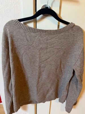 Beige stickad tröja boatneck  - En mysig tröja med boatneck från Gina tricot. Använd 2 gånger 