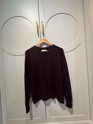 🍇🍷Vinröd stickad tröja från Soft Goat🍷🍇 - En stilren vinröd stickad tröja från Soft Goat med rund halsringning och långa ärmar. Tröjan har ribbade muddar vid hals, ärmslut och nederkant. Perfekt för dig som gillar klassiska och enkla plagg i mjukt material. Använt 2 gånger! ❤️🔔Vid köp av tröjan inkluderar jag att noppra av tröjan 🔔❤️