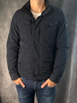J.lindeberg field jacket - Mycket fint skick | Size S (modellen är 188 cm 74 kg) | fraktar spårbart inom 24 timmar | för att köpa klicka ”köp nu” | vid frågor eller funderingar skriv ett meddelande | följare får bättre rabatter🙌