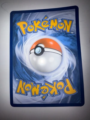 Pikachu & Zekrom GX Pokémonkort - Säljer ett Pikachu & Zekrom GX TAG TEAM Pokémonkort med guldfärgad holografisk yta. Kortet har 240 HP och coola attacker som Full Blitz och Tag Bolt GX. Perfekt för samlare eller Pokémonfans som vill ha något unikt i sin kortsamling.