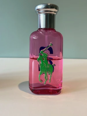 Ralph Lauren Big Pony Pink EdT 50 ml - Säljer min Ralph Lauren Big Pony Pink Edt 50 ml. Det är en populär, blommig damparfym. Ungefär hälften kvar i flaskan. Den är köpt på kicks för inte så länge sen. Använd ganska flitigt, därför ser boxen ut som den ser ut. Men parfymen är det inget fel på, den har varit förvarad i ett mörkt och svalt skåp, borta från direkt solljus för att hålla den så bra som möjligt. Kan gå ner lite i pris vid snabb affär! 
