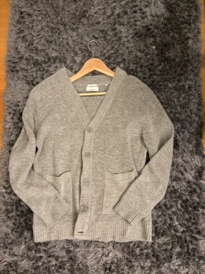 Ull cardigan från Lindberg - Skön grå ull caridag från Lindberg som knappast är använd.                                                             Nypris: 900kr                                                               Mitt pris: 449kr