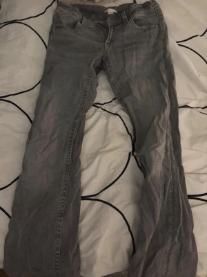 Gina tricot jeans - Färg:grå. Storlek:170. Använda 1 gång då det var vid provning. 