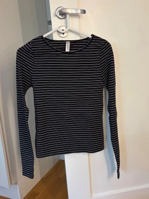 Enkel randig topp från Lindex  - Super fin randig topp från Lindex i storlek S/M