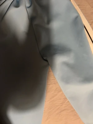 Ljusblåa byxor  från Palm Angels - Snygg ljusblå byxor från Palm Angels med klassisk logga tryckt på sida . Byxorna har en avslappnad passform och är tillverkad i mjukt material som känns skönt mot huden. Perfekt för dig som vill ha en stilren och trendig look.