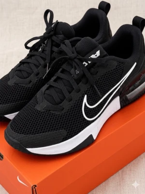 Svarta Nike Air Max sneakers - Snygga svarta Nike Air Max sneakers med vit sula och klassisk vit swoosh på sidan. Ovandelen är i mesh för bra andningsförmåga och skon har en synlig Air Max-dämpning i hälen. Perfekta för en sportig och trendig look.