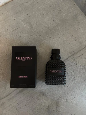 Valentino Born In Roma parfym  - Valentino parfym i en fräsch doft. Köptes på Kicks hemsida så givetvis äkta. 50 ml från början varav 40 ml är kvar. Box medföljer vid köp! Hör av er vid frågor eller minsta funderingar 🙌