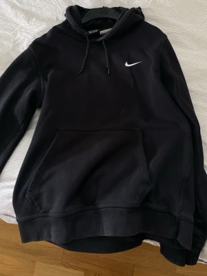 Svart Nike hoodie - Svart Nike hoodie i storlek M. Snygg och stilren swoosh.