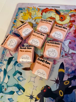 1 st blindbox farm animal nr 5 - ”OBS du kommer bara få en blindbox av denna annons”   Här har ni chansen att öppna en blindbox och få dessa söta bondgårdsdjuren som även är nyckelringar och har en berlock där det står ”mad with love”   Du har chans att få en av följande katt, får, hund, ko, gris, kyckling, kanin eller en secret som är ett rengbågs får🐑 Som sagt om du vill ha fler blinboxes måste du köpa fler annonser eftersom du bara får EN av denna annonsen🩷
