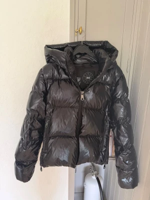 snygg vinterjacka från Monel - säljer min Jätte snygga och jätte varma vinterjacka från monel, den är super stil ren, väldigt varm så perfekt till vintern och lite smått formad  så att man inte ser så rund ut. köpte denna i januari för 6000kr på best of brands, säljer den nu tyvärr då jag flyttar till spanien och inte har användning för den 😞 kommer inte gå ner i pris då jag använt den fåtal gånger och säljer den för 5000kr💕